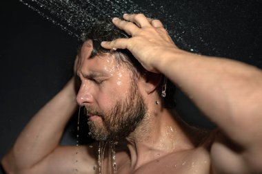 Saç yıkayan adam, portreyi kapat. Banyo yapan adam banyoda saç yıkıyor. Erkek model duşta saç yıkıyor. Duş alan seksi adam. Adam duş alıyor. Erkek şampuanı ve saç yıkama konsepti