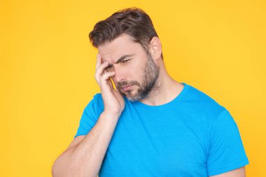 Migren, yorgunluk ve stres. Stüdyodaki adamın migreni tuttu. Baş ağrısı konsepti. Acı çeken erkekler streslidir. Stresli ve baş ağrısı. Migren ağrısı, şiddetli baş ağrısı.