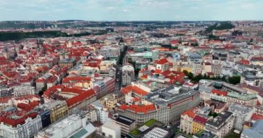 Prag merkezinin yukarıdan panoramik görüntüsü. Aerial Prag şehri. Prag şehrinden insansız hava aracı görüntüsü, şehrin üzerinden uçuş, üst manzara, Vltava Nehri, Charles Köprüsü, Prag, Çek Cumhuriyeti