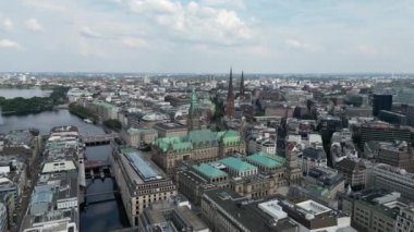 Hamburg, Almanya 'da hava manzarası. Şehir manzarası, Hamburg şehir merkezindeki elbe nehri. Hamburg 'un en ünlü tarihi bölgesi. Hamburg mimarisinin üzerinde uç