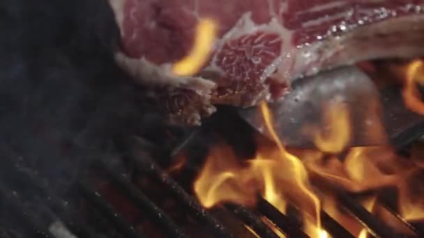 Grilovaný Masový Steak Jídlo Kuchyně Hovězí Steak Hořícím Grilu Grilované — Stock video