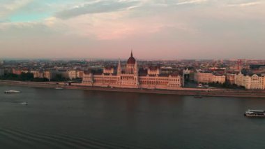 Budapeşte, Macaristan. Budapeşte Parlamento Binası 'nın havadan görünüşü. Macaristan 'ın başkentinin gündüz manzarası. Budapeşte şehrinin hava aracı görüntüsü. Budapeşte 'nin insansız hava aracı görüntüsü