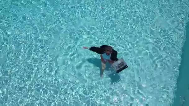 Empresário Animado Terno Molhado Nadar Água Piscina Mar Empresário Engraçado — Vídeo de Stock