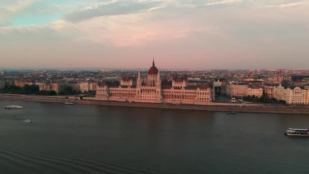 匈牙利布达佩斯 布达佩斯议会大厦的空中景观 匈牙利首都城白天的风景 从空中俯瞰布达佩斯市 首都布达佩斯的无人机景观 — 图库视频影像