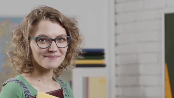 Los Estudiantes Enfrentan Retrato Cerca Mujer Estudiante Profesora Clase Shcool — Vídeo de stock