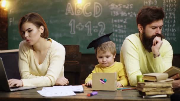 Kinder Lernen Und Lernen Hause Familie Spielt Hause Eltern Helfen — Stockvideo