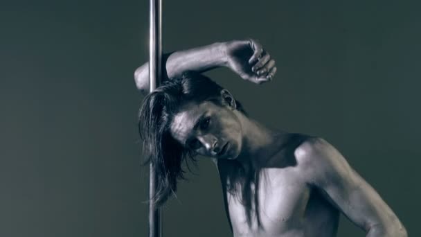 Beweglicher Mann Übt Auf Pylon Sexy Flexible Mann Demonstriert Sexy — Stockvideo
