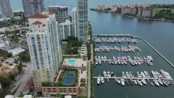 マイアミビーチでヨットクラブとマリーナの空中ビュー ヴェネツィアのマリーナにボート マイアミ国際ボートショーでヨット — ストック動画