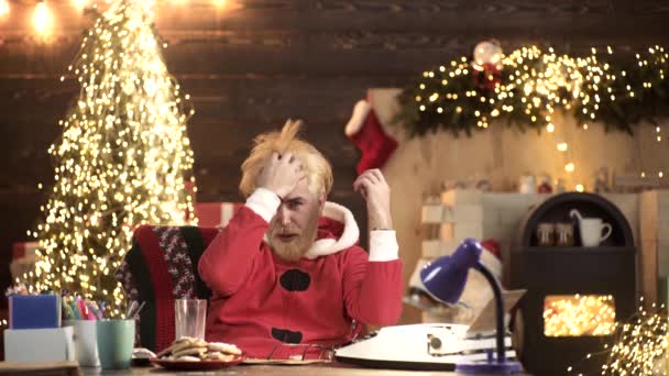 Забавный Отец Костюме Санты Дома Сумасшедшее Рождество — стоковое видео