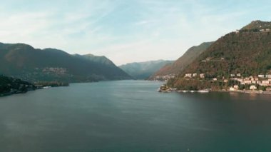 Como Gölü, Lago di Como kıyısındaki Skyline dağları. İHA 'nın hava görüntüsü. Como Gölü, Lombardy, İtalya. İtalya 'da seyahat ve turizm