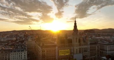 Viyana Belediye Binası. Rathusplatz 'ın havadan görünüşü. Rathauspark 'taki Rathaus' un tepesinde. Rathaus Viyana 'da, belediye binasında. İnsansız hava aracı görüntüleri. Başkent Wien 'deki Rathaus Belediye Binası. Avrupa 'da seyahat