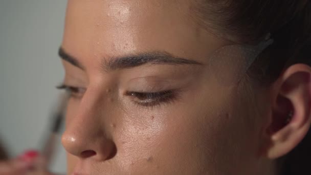 Makyöz Güzellik Kraliçesinin Yüzüne Tonal Fondöten Uyguluyor Makyaj Yapma Süreci — Stok video