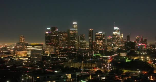 황혼이 로스앤젤레스 시내의 거리들 하늘을 치솟고 공중에서 로스앤젤레스는 더스크에 로스앤젤레스 — 비디오