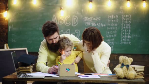 Uczeń Rodzice Się Uczą Rodzice Uczą Dzieci Rodzina Wczesnej Koncepcji — Wideo stockowe