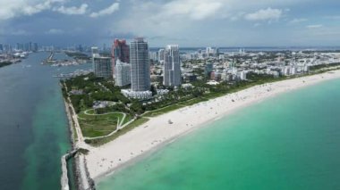 South Point, South Beach, Miami, Florida 'nın havadan görüntüsü. South Pointe Park, Miami 'deki hükümet kanalı. Miami 'deki okyanus manzarası. South Pointe Parkı ve İskelesi
