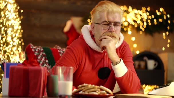 Κουρασμένος Άγιος Βασίλης Κοιμάται Στο Τραπέζι Όνειρα Γλυκά Χριστούγεννα Πρωτοχρονιά — Αρχείο Βίντεο