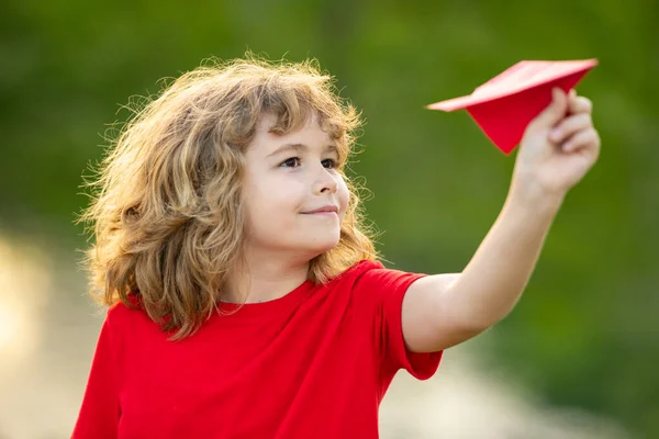 Счастливый Ребенок Держит Бумажные Самолеты Игрушечный Самолет Детских Руках Открытом — стоковое фото