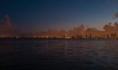Biscayne Körfezi 'nden Miami şehri gökyüzü manzarası