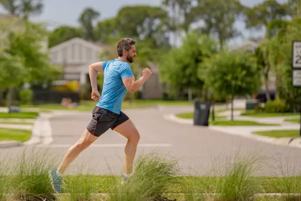 公園を走る男性ジョガー 屋外を走る運動選手の若い男の完全な長さの肖像画 スポーツと健康的なライフスタイルの概念 都会で走るフィットネスマン 都会に対して屋外で走る男性 — ストック写真