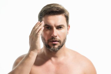 Adam portreyi kapatıyor. Cilt bakımı. Yumuşak ciltli, çekici bir adam. Spa terapisi. İnsan, yüz, güzellik ve cilt konsepti. Erkek sağlıklı deri konsepti