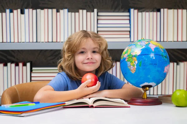 Niño Escuela Con Libros Manzana Biblioteca Estudiante Escolar Aprendiendo Clase —  Fotos de Stock