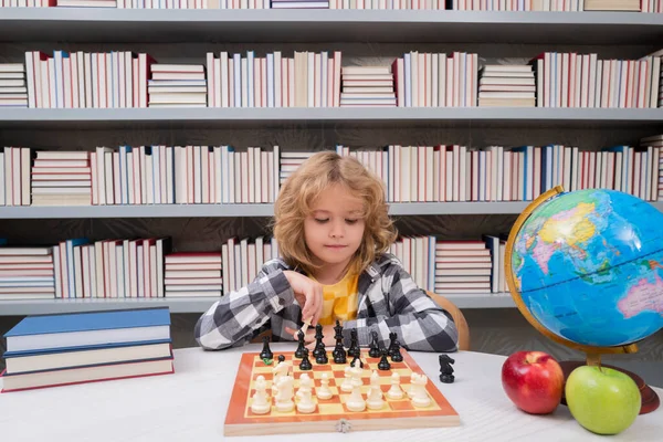 Kinder Spielen Schach Kluges Kind Das Über Schach Nachdenkt Porträt — Stockfoto