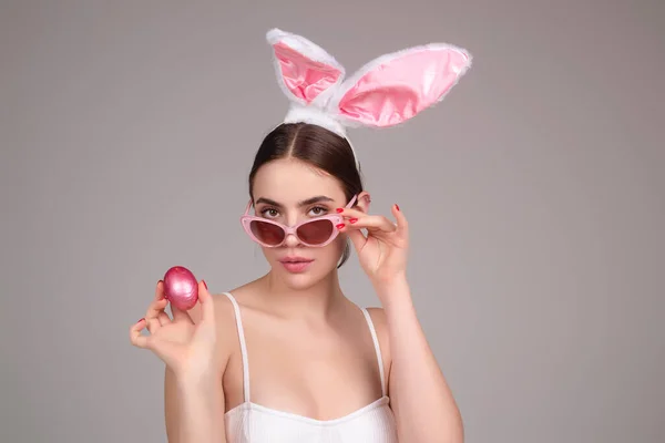 Mujer Con Orejas Conejo Huevos Pascua Conejo Pascua Aislado Fondo — Foto de Stock