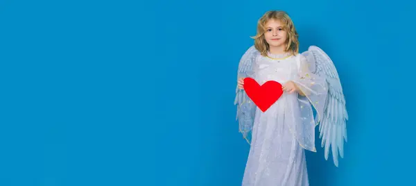 天使の翼を持つ子供は 紙の心臓を保持しています シンボル愛とバレンタインデー ウェブサイトのヘッダーデザインのためのバナー — ストック写真