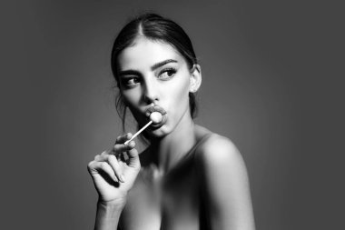 Güzellik kraliçesi lolipop yalıyor. Kadın mankenin güzel yüzü