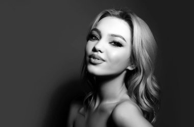 Şehvetli kadın model yüzü. Stüdyodaki kadın, izole edilmiş vesikalık portre. Güzel kadın yüzü. Sağlıklı cilt bakımı. Güzel kadın yüzü.