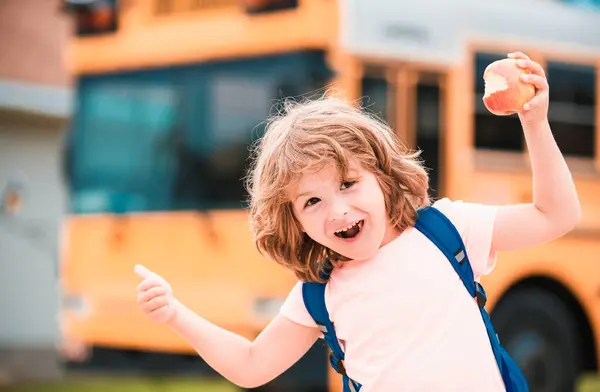 Zurück Zur Schule Aufgeregter Schüler Schulbus Kind Mit Positiver Geste — Stockfoto