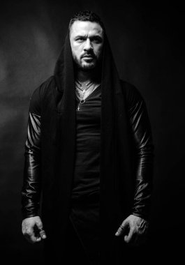 Genç adamın kameraya baktığı bir stüdyo fotoğrafı. Kendine güveni olan yakışıklı adam.