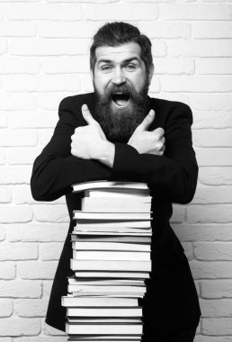 Kitap yığını olan komik bir öğretmen ya da profesörün portresi. Üniversitedeki sınavlar için eğitim kitaplarının yanında ciddi bir yetişkin öğretmen düşünüyorum. Olgun profesör, orta yaşlı öğretmen.