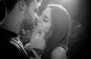 Öpüşen çift portresi. Güzel, tutkulu, seksi çift öpücüğü.