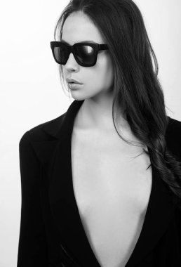 Güneş gözlüklü güzel bir kadın modelin güzel portresi. Moda makyajı. Kadın yüzünün güzel portresi.