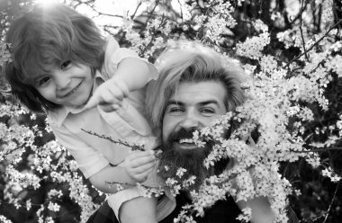 Aile ilişkileri ve sorunları. Babasıyla yaz parkında bir çocuk. Omuz gezisi