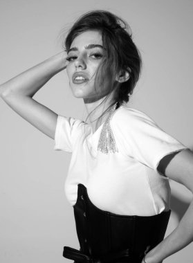 Güzel, romantik bir kadın yakın plan çekimde. Güzel lüks makyaj. Model kız portresi stüdyo arka planında. Zarif Leydi.