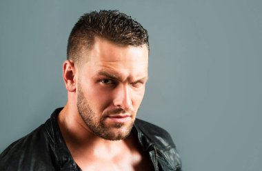 Ciddi profil yüzlü bir adamın yakın portresi. Acımasız, öfkeli çete üyesi yaşam tarzı, ciddi, yakışıklı adam.