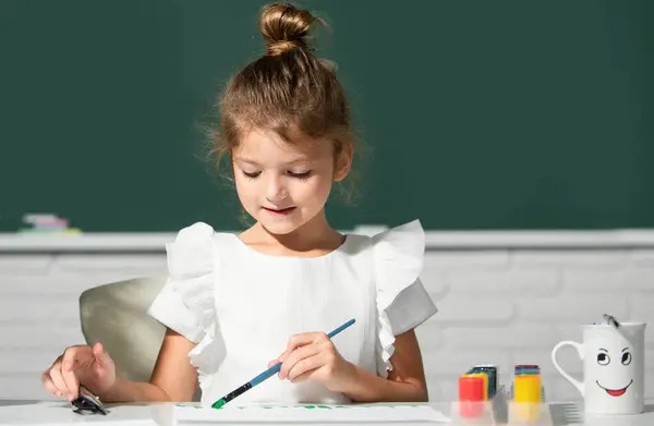 Küçük Kızlar Okulda Renkli Resimler Çiziyorlar Kalem Kalemleriyle Çocukları Resmetmek — Stok fotoğraf