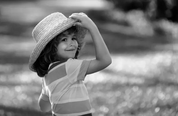 Porträt Eines Fröhlichen Kindes Sommer Naturpark Niedliche Fröhliche Kleine Junge — Stockfoto