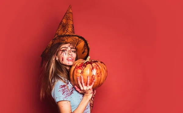Menina Com Abóbora Mulher Halloween Fundo Vermelho Isolado Sangue Cara — Fotografia de Stock