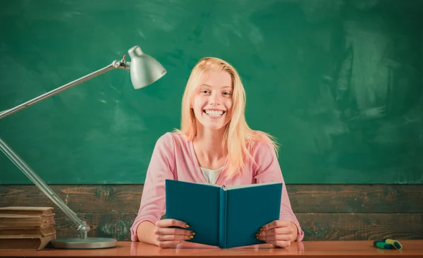 学校教室黑板旁边微笑的女教师的画像 — 图库照片