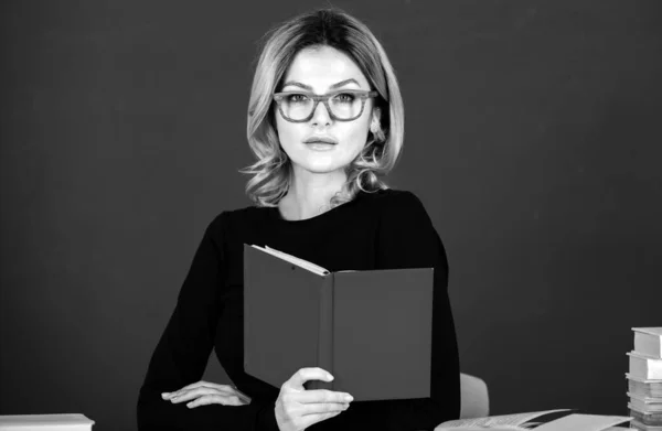 Modern Attractive Teacher Portrait Smart Young Woman Glasses Book Blackboard — ストック写真