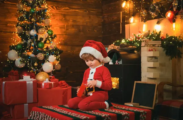 Grappig Kind Met Een Kerstcadeau Kind Met Gave Modellen Kind — Stockfoto