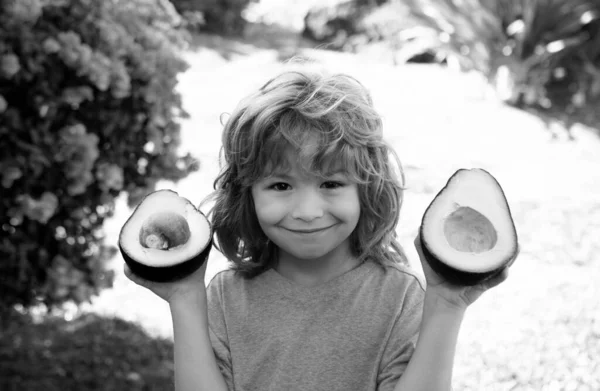 Niño Feliz Mostrando Aguacate Jardín Verano Alimentos Saludables Para Niños — Foto de Stock