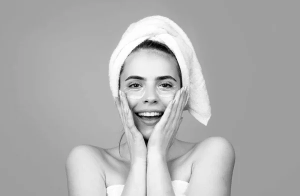 Feliz Chica Hermosa Con Una Toalla Cabeza Tratamiento Facial Cosmetología — Foto de Stock