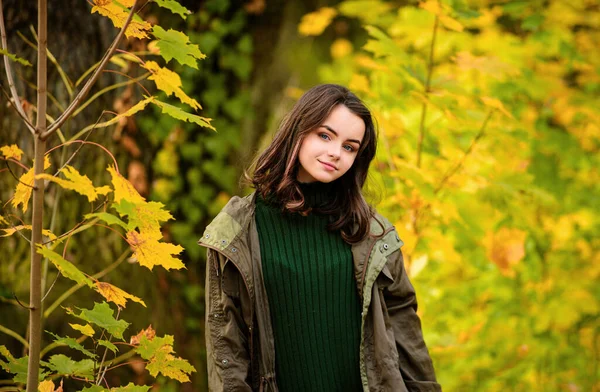 Krásná Dospívající Dívka Těšit Teplý Slunečný Podzimní Den — Stock fotografie
