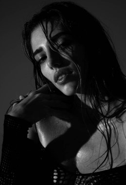 Kadın yüzü. Şehvetli genç kadın modelinin portresi.