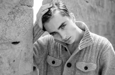 Genç bir adamın yakın portresi. Yakışıklı adam yüzü.