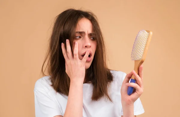 头发脱落问题的治疗 梳子和有问题头发的女人的画像 — 图库照片
